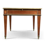 A LATE LOUIS XVI ORMOLU-MOUNTED MAHOGANY BUREAU PLAT - Foto 4