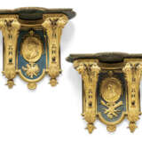 A MATCHED PAIR OF LOUIS XIV ORMOLU-MOUNTED AND BLUE STAINED HORN 'CONSOLES D'APPLIQUE' WALL BRACKETS - Foto 2