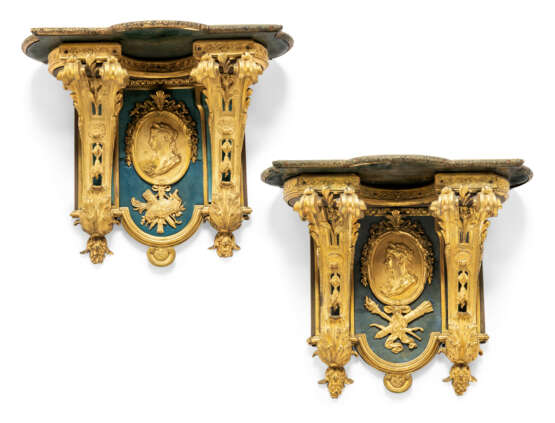 A MATCHED PAIR OF LOUIS XIV ORMOLU-MOUNTED AND BLUE STAINED HORN 'CONSOLES D'APPLIQUE' WALL BRACKETS - фото 2