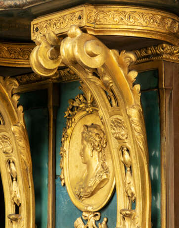 A MATCHED PAIR OF LOUIS XIV ORMOLU-MOUNTED AND BLUE STAINED HORN 'CONSOLES D'APPLIQUE' WALL BRACKETS - фото 3