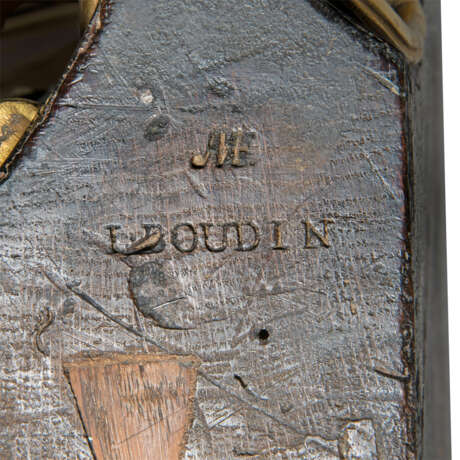 A PAIR OF LOUIS XV ORMOLU-MOUNTED TULIPWOOD, AMARANTH AND BOIS SATINE ENCOIGNURES - Foto 5