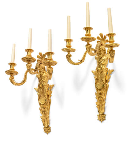 A PAIR OF FRENCH ORMOLU THREE-BRANCH WALL-LIGHTS - Foto 1
