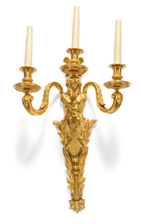 A PAIR OF FRENCH ORMOLU THREE-BRANCH WALL-LIGHTS - Foto 3