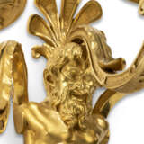 A PAIR OF FRENCH ORMOLU THREE-BRANCH WALL-LIGHTS - Foto 4