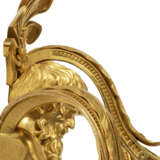 A PAIR OF FRENCH ORMOLU THREE-BRANCH WALL-LIGHTS - Foto 5