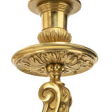 A PAIR OF FRENCH ORMOLU THREE-BRANCH WALL-LIGHTS - Foto 6