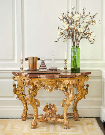 AN ITALIAN GILTWOOD CONSOLE TABLE - Foto 1