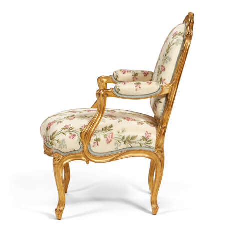 A PAIR OF LOUIS XV GILTWOOD FAUTEUILS - фото 4