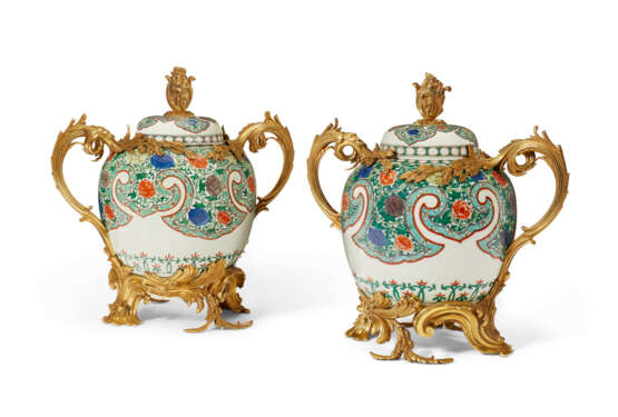A PAIR OF FRENCH ORMOLU-MOUNTED SAMSON PORCELAIN JARS AND COVERS - Foto 1