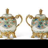 A PAIR OF FRENCH ORMOLU-MOUNTED SAMSON PORCELAIN JARS AND COVERS - Foto 2