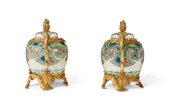 A PAIR OF FRENCH ORMOLU-MOUNTED SAMSON PORCELAIN JARS AND COVERS - Foto 3