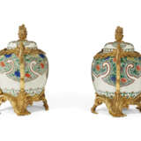 A PAIR OF FRENCH ORMOLU-MOUNTED SAMSON PORCELAIN JARS AND COVERS - фото 5