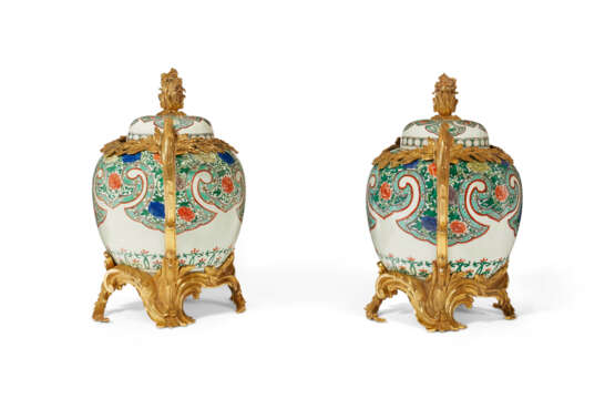 A PAIR OF FRENCH ORMOLU-MOUNTED SAMSON PORCELAIN JARS AND COVERS - Foto 5
