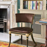 A PAIR OF REGENCY BRONZED AND PARCEL-GILT KLISMOS CHAIRS - Foto 1