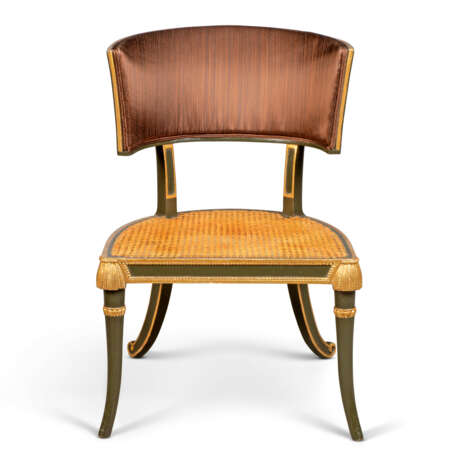 A PAIR OF REGENCY BRONZED AND PARCEL-GILT KLISMOS CHAIRS - Foto 3