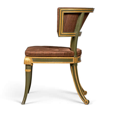 A PAIR OF REGENCY BRONZED AND PARCEL-GILT KLISMOS CHAIRS - Foto 4