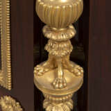 A PAIR OF FRENCH ORMOLU-MOUNTED MAHOGANY ENCOIGNURES - Foto 4