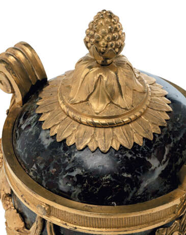 A PAIR OF LOUIS XVI ORMOLU-MOUNTED LEVANTO ROSSO MARBLE URNS - фото 3