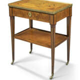 A LOUIS XVI ORMOLU-MOUNTED TULIPWOOD, KINGWOOD AND STAINED FRUITWOOD MARQUETRY AND PARQUETRY TABLE A ECRIRE - Foto 1