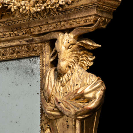 A PAIR OF NORTH ITALIAN GILTWOOD AND REVERSE-GLASS PAINTED MIRRORS - Foto 5