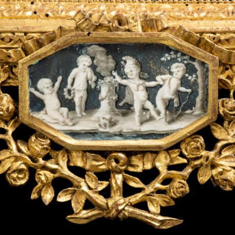 A PAIR OF NORTH ITALIAN GILTWOOD AND REVERSE-GLASS PAINTED MIRRORS - Foto 6