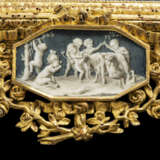 A PAIR OF NORTH ITALIAN GILTWOOD AND REVERSE-GLASS PAINTED MIRRORS - Foto 7