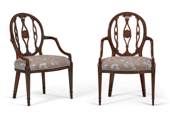 A PAIR OF GEORGE III MAHOGANY ARMCHAIRS - Foto 3