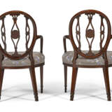 A PAIR OF GEORGE III MAHOGANY ARMCHAIRS - Foto 5