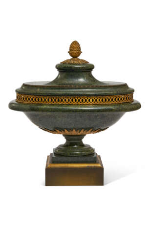 A CONSULAT ORMOLU-MOUNTED GRANITO DI CORSICA VASE NAVETTE - Foto 1