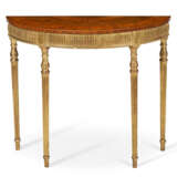 A GEORGE III GILTWOOD, SATINWOOD, SYCAMORE, AND MARQUETRY-INLAID DEMI-LUNE SIDE TABLE - Foto 1
