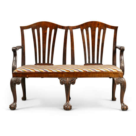 A PAIR OF GEORGE II MAHOGANY DOUBLE CHAIR-BACK SETTEES - фото 3