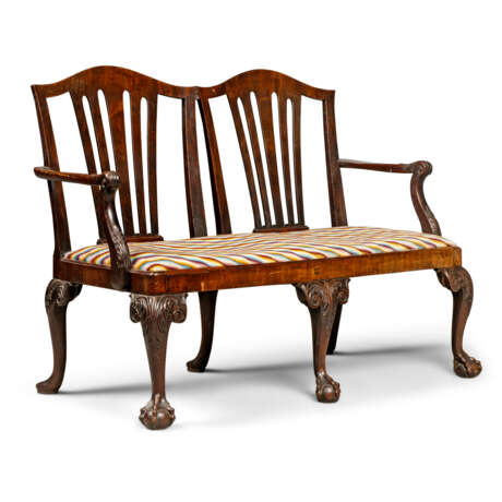 A PAIR OF GEORGE II MAHOGANY DOUBLE CHAIR-BACK SETTEES - фото 4