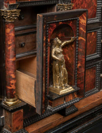 A PAIR OF FLEMISH GILT-LACQUERED-BRONZE-MOUNTED TORTOISESHELL, WALNUT AND EBONY CABINETS-ON-STAND - фото 4