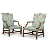 A PAIR OF GEORGE III MAHOGANY OPEN ARMCHAIRS - фото 2