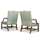 A PAIR OF GEORGE III MAHOGANY OPEN ARMCHAIRS - Foto 3