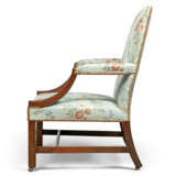 A PAIR OF GEORGE III MAHOGANY OPEN ARMCHAIRS - фото 4