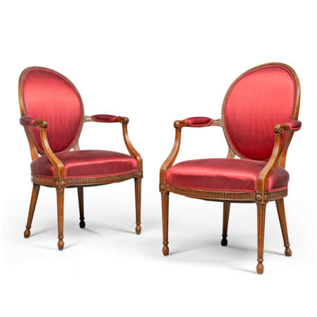 A PAIR OF LATE GEORGE III SOLID MAHOGANY OPEN ARMCHAIRS - Foto 1