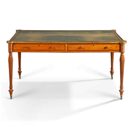 A GEORGE III SATINWOOD AND KINGWOOD CROSSBANDED LIBRARY TABLE - фото 1