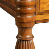 A GEORGE III SATINWOOD AND KINGWOOD CROSSBANDED LIBRARY TABLE - Foto 3