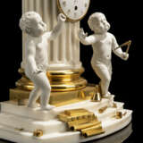 AN ENGLISH ORMOLU, WHITE MARBLE AND PORCELAIN TIMEPIECE MANTEL CLOCK - фото 2