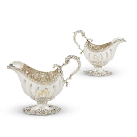 A PAIR OF GEORGE III SILVER SAUCE BOATS - Foto 1