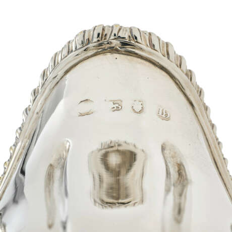 A PAIR OF GEORGE III SILVER SAUCE BOATS - photo 5