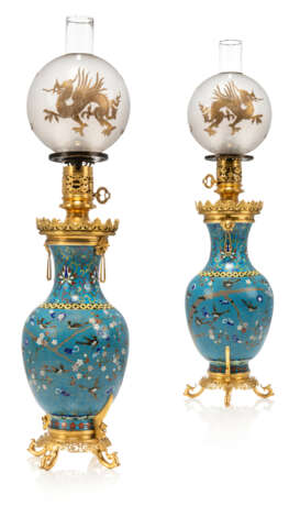 A PAIR OF FRENCH ORMOLU-MOUNTED JAPANESE CLOISONNE ENAMEL LAMPS - Foto 1