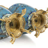 A PAIR OF FRENCH ORMOLU-MOUNTED JAPANESE CLOISONNE ENAMEL LAMPS - Foto 5