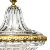 A NEAR PAIR OF LARGE FRENCH ORMOLU-MOUNTED CUT-CRYSTAL BALUSTER VASES AND COVERS - Foto 5