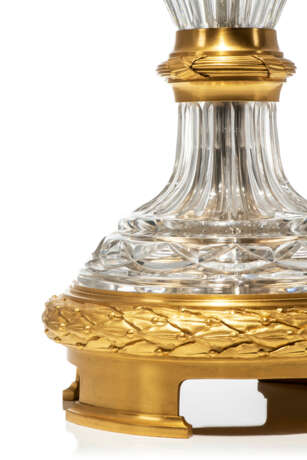A NEAR PAIR OF LARGE FRENCH ORMOLU-MOUNTED CUT-CRYSTAL BALUSTER VASES AND COVERS - Foto 7