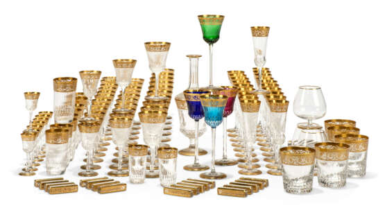 A COMPOSITE ST. LOUIS 'THISTLE' PATTERN CLEAR AND COLOURED CUT-GLASS PART TABLE-SERVICE - Foto 1