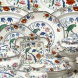A BOOTHS SILICON CHINA 'GREEN PARROT' PATTERN COMPOSITE PART TABLE-SERVICE - photo 2