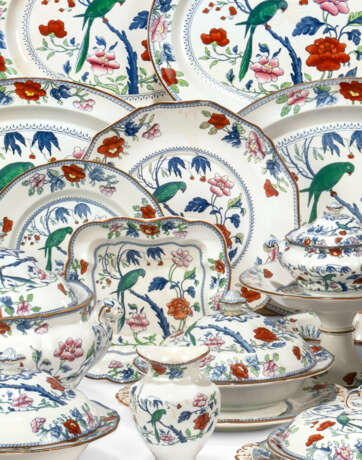 A BOOTHS SILICON CHINA 'GREEN PARROT' PATTERN COMPOSITE PART TABLE-SERVICE - Foto 2