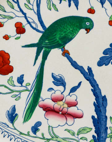A BOOTHS SILICON CHINA 'GREEN PARROT' PATTERN COMPOSITE PART TABLE-SERVICE - photo 4